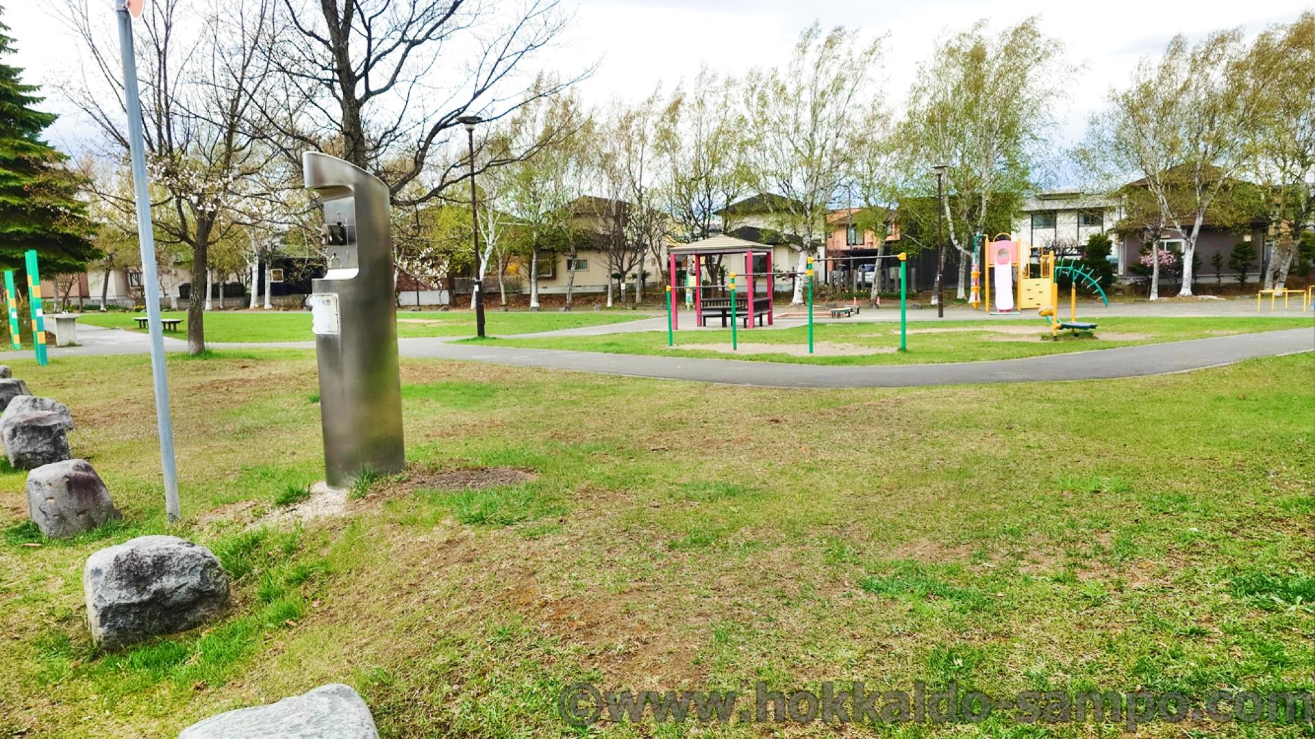 平岡三角公園｜閑静な住宅街にある、隣の遊歩道との調和が美しい公園